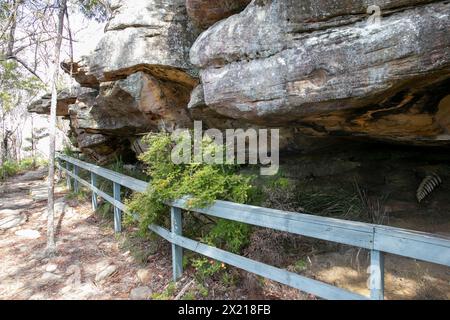 Red Hands Höhle, Kunstwerke der Ureinwohner aus etwa 30000 Jahren, West Head, Ku-Ring-Gai Chase Nationalpark, Sydney, NSW, Australien Stockfoto