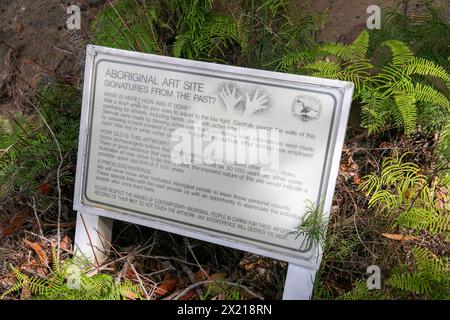 Red Hands Höhle, Kunstwerke der Ureinwohner aus etwa 30000 Jahren, West Head, Ku-Ring-Gai Chase Nationalpark, Sydney, NSW, Australien Stockfoto