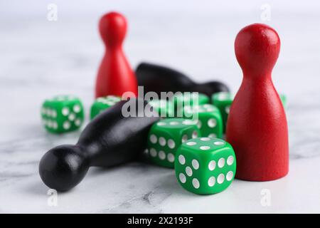 Grüne Würfel und Farbspiele auf weißem Marmortisch, Nahaufnahme Stockfoto