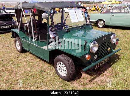 Dreiviertel Vorderansicht eines 1968 Green, Austin Mini Moke, ausgestellt auf der British Motor Show 2023 Stockfoto