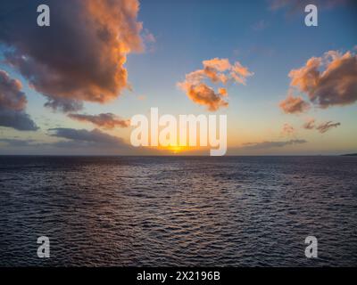 Sonnenuntergang über einem ruhigen Meer in der Karibik - von einem Kreuzfahrtschiff aus aufgenommen. Stockfoto