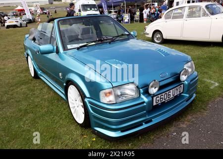 Dreiviertel-Vorderansicht eines Ford Escort XR3i Cabriolets in Blue, 1990, ausgestellt auf der British Motor Show 2023 in Farnborough Stockfoto