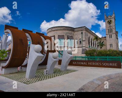 Barbados - 28. Januar 2024: Im Herzen des Heldenplatzes in Bridgetown, Barbados, das Denkmal für die Familie Barbadian. Im Hintergrund das Parlament Stockfoto