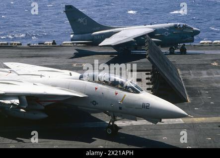 - NATO-Übungen im Mittelmeer, F 14 Tomcat-Kampfflugzeug und Vought A-7 Corsair II an Bord des Flugzeugträgers Nimitz (Mai 1985) - Esercitazioni NATO nel Mediterraneo, caccia F 14 Tomcat e aereo d'attacco Vought A-7 Corsair II a bordo della portaerei Nimitz della US Navy (maggio 1985) Stockfoto