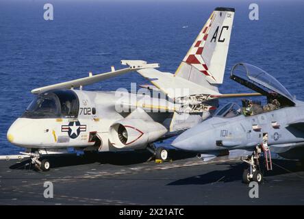 - Viking Anti-U-Boot-Flugzeug und F 14 Tomcat-Kampfflugzeug an Bord des Flugzeugträgers Kennedy der US Navy während der NATO-Übungen im Mittelmeer (September 1988) - aereo antisommergibili Viking e caccia F 14 Tomcat a bordo della portaerei Kennedy dell'US Navy durante esercitazioni NATO in mar Mediterraneo (settembre 1988) Stockfoto