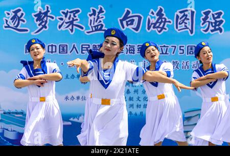 TAIZHOU, CHINA - 19. APRIL 2024 - Schauspieler spielen eine Tanzaufführung auf einem Kriegsschiff im Naval Ship Cultural Park in Taizhou, Provinz Jiangsu, China. Stockfoto