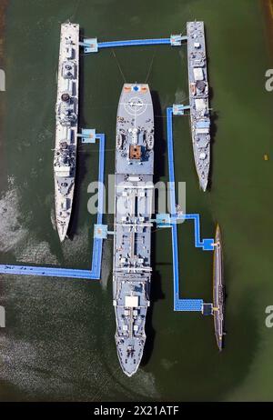TAIZHOU, CHINA - 19. APRIL 2024 - Menschen besuchen den Naval Ship Cultural Park in Taizhou, Provinz Jiangsu, China, 19. April 2024. Stockfoto