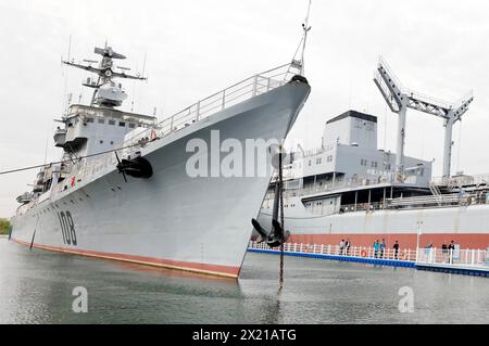 TAIZHOU, CHINA - 19. APRIL 2024 - Menschen besuchen den Naval Ship Cultural Park in Taizhou, Provinz Jiangsu, China, 19. April 2024. Stockfoto