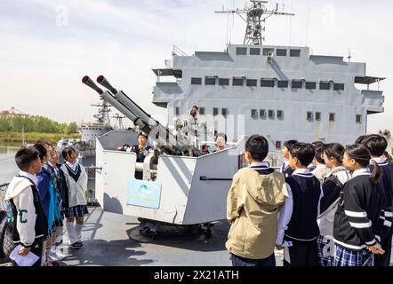 TAIZHOU, CHINA - 19. APRIL 2024 - Schüler der Mittelstufe besuchen den Naval Ship Cultural Park in Taizhou, Provinz Jiangsu, China, 19. April 2024. Stockfoto