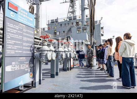 TAIZHOU, CHINA - 19. APRIL 2024 - Schüler der Mittelstufe besuchen den Naval Ship Cultural Park in Taizhou, Provinz Jiangsu, China, 19. April 2024. Stockfoto