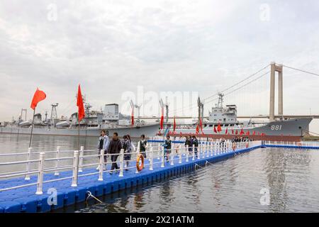 TAIZHOU, CHINA - 19. APRIL 2024 - Menschen besuchen den Naval Ship Cultural Park in Taizhou, Provinz Jiangsu, China, 19. April 2024. Stockfoto