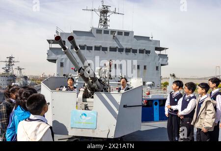 TAIZHOU, CHINA - 19. APRIL 2024 - Schüler der Mittelstufe besuchen den Naval Ship Cultural Park in Taizhou, Provinz Jiangsu, China, 19. April 2024. Stockfoto
