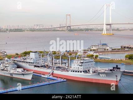 TAIZHOU, CHINA - 19. APRIL 2024 - Menschen besuchen den Naval Ship Cultural Park in Taizhou, Provinz Jiangsu, China, 19. April 2024. Stockfoto
