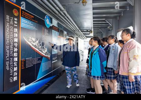 TAIZHOU, CHINA - 19. APRIL 2024 - Schüler der Mittelstufe besuchen den Naval Ship Cultural Park in Taizhou, Provinz Jiangsu, China, 19. April 2024. Stockfoto