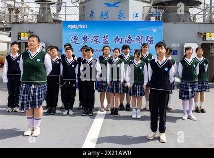 TAIZHOU, CHINA - 19. APRIL 2024 - Schüler der Mittelschule führen im Naval Ship Cultural Park in Taizhou, Jiangsu PR eine Gedichtrezitation auf einem Kriegsschiff durch Stockfoto