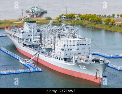 TAIZHOU, CHINA - 19. APRIL 2024 - Menschen besuchen den Naval Ship Cultural Park in Taizhou, Provinz Jiangsu, China, 19. April 2024. Stockfoto
