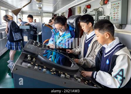 TAIZHOU, CHINA - 19. APRIL 2024 - Schüler der Mittelstufe besuchen den Naval Ship Cultural Park in Taizhou, Provinz Jiangsu, China, 19. April 2024. Stockfoto
