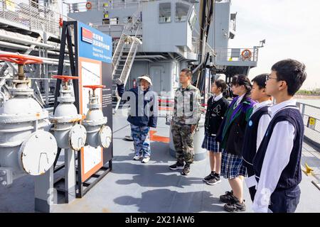 TAIZHOU, CHINA - 19. APRIL 2024 - Schüler der Mittelstufe besuchen den Naval Ship Cultural Park in Taizhou, Provinz Jiangsu, China, 19. April 2024. Stockfoto