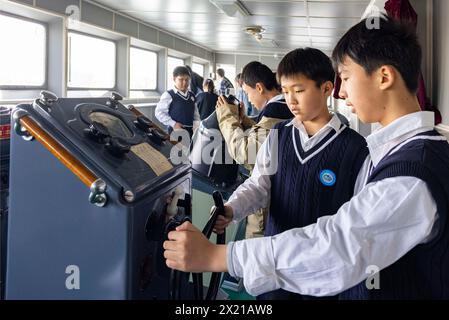 TAIZHOU, CHINA - 19. APRIL 2024 - Schüler der Mittelstufe besuchen den Naval Ship Cultural Park in Taizhou, Provinz Jiangsu, China, 19. April 2024. Stockfoto
