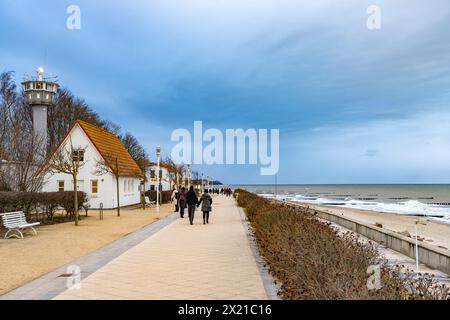Ostsee-Grenzturm und die Promenade im Ostseebad Kühlungsborn im Winter, Mecklenburg-Vorpommern Stockfoto