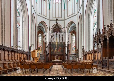 Neogotischer Kreuzigungsaltar von Gaston Lenthe im Schweriner Dom St. Marien und St. Johannis, Landeshauptstadt Schwerin, Mecklenburg-Western Po Stockfoto