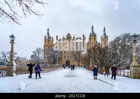 Die schneebedeckte Alte Brücke und das Schweriner Schloss im Winter, Landeshauptstadt Schwerin, Mecklenburg-Vorpommern Stockfoto