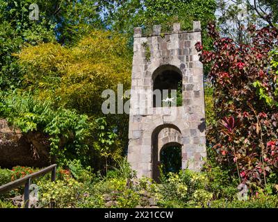 St. Kitts – 25. Januar 2024: Der alte Glockenturm auf dem Romney Manor auf dem Wingfield Estate. Die Glocke wurde geläutet, um den Sklaven zu signalisieren. Der Turm ist der beste PR Stockfoto