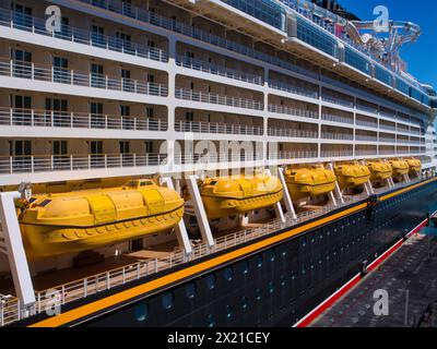 Tortola, BVI - 23. Januar 2024: Eine Reihe gelber, geschlossener Rettungsboote auf einem Kreuzfahrtschiff in der Karibik. Stockfoto