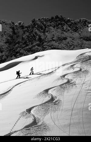 Zwei Personen auf einer Skitour klettern hinauf zum Tajatörl, Tajatörl, Mieminger Berge, Tirol, Österreich Stockfoto