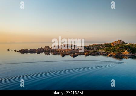 Motorboot-Luftdrohne Blick über das Meer in Sardinien, Italien Stockfoto