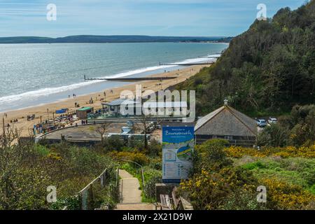 Bournemouth, Großbritannien - 12. April 2024: Pfad, der zu Gebäuden und Durley Chine Beach führt. Stockfoto