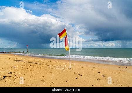 Bournemouth, Großbritannien - 22. September 2023: Sicherheitsflaggen am Strand am East Beach. Stockfoto