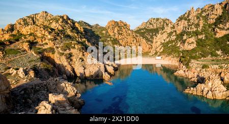 Li Cossi wildes Strandpanorama in Costa Paradiso auf Sardinien Stockfoto