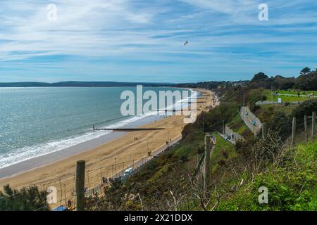 West Cliff, Bournemouth, Großbritannien - 12. April 2024: West Cliff Zig Zag Pfad führt vom West Cliff Garden zum West Beach. Stockfoto