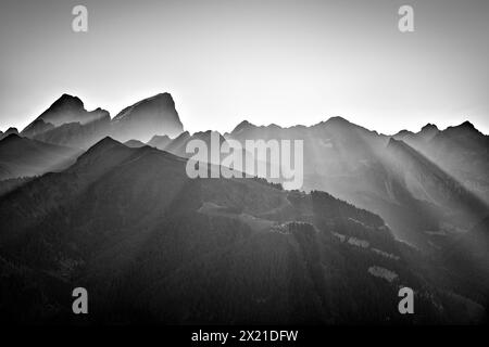 Lichtstrahlen über den Dolomiten mit Marmolada und Vernel, aus der Rosengartengruppe, Rosengarten, Dolomiten, UNESCO-Weltkulturerbe Dolomiten, Süden Stockfoto