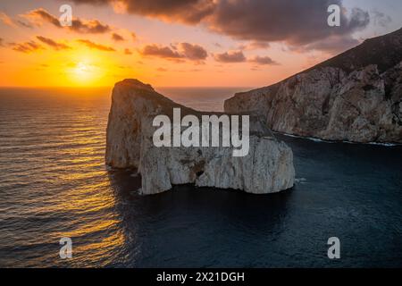 Drohnenblick auf die Insel Pan di Zucchero bei Sonnenuntergang auf Sardinien Stockfoto
