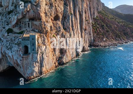 Porto Flavia Mine auf der Felsenbahn Drohne in Sardinien, Italien Stockfoto