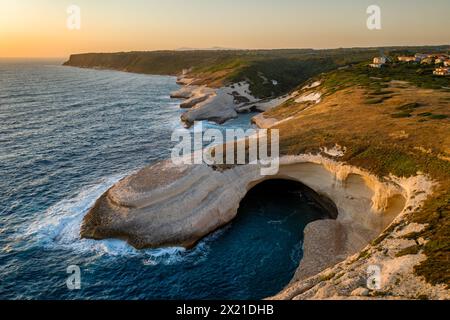 Drohnenblick auf die weißen Klippen von Su Riu de Sa IDE auf Sardinien Stockfoto