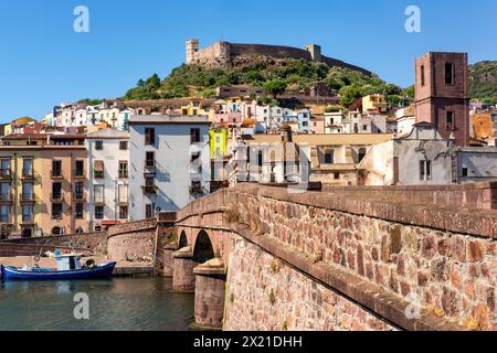 Bosa farbenfrohe Gebäude, historische Brücke und Schloss auf Sardinien Stockfoto