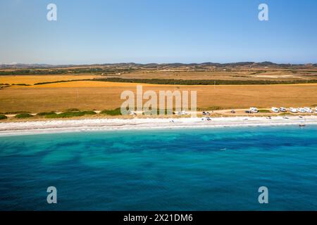 Pazzona wilder Strand von Drohne mit Blick auf Camper-Vans in Sardinien Stockfoto