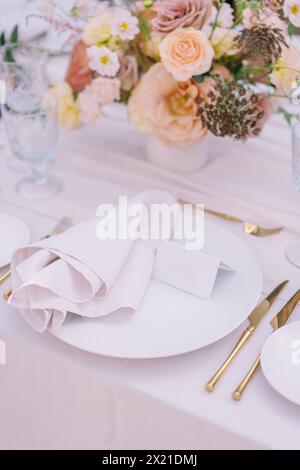 Schicke Tischdekoration mit elegantem Blumendesign Stockfoto