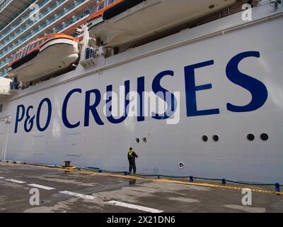 Philipsburg, St. Maarten - 24. Januar 2024: Ein Arbeitsdruck wäscht den weißen Rumpf und das blaue Markenlogo eines P and O Kreuzfahrtschiffes in der Karibik. Stockfoto