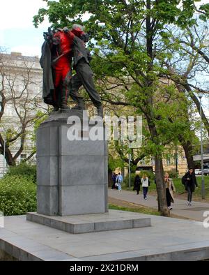 Statue Bruderschaft des Bildhauers Karel Pokorny, Grundlage für Denkmäler der Prager Offensive während des Zweiten Weltkriegs Die Skulptur zeigt die Begegnung eines Stockfoto