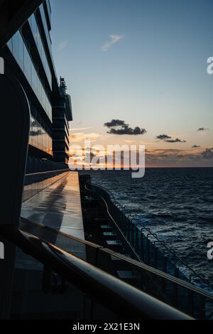 Blick auf den Sonnenuntergang auf das Meer von einem Kreuzfahrtschiff aus Stockfoto