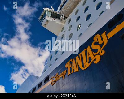 Tortola, BVI - 23. Januar 2024: Das Disney Fantasy Kreuzfahrtschiff liegt am Cyril B. Romney Tortola Pier in Road Town, Tortola, BVI. Auf einer heißen Sonne Stockfoto