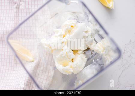 Mixer voll mit Eis für Zitronenmilchshake Stockfoto