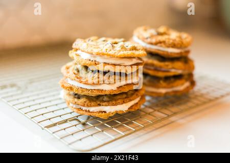 Stapel Haferbrei-Creme-Kuchen auf einem Kühlregal Stockfoto