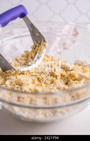 Mischen von Teig mit einem Pürierstab Stockfoto