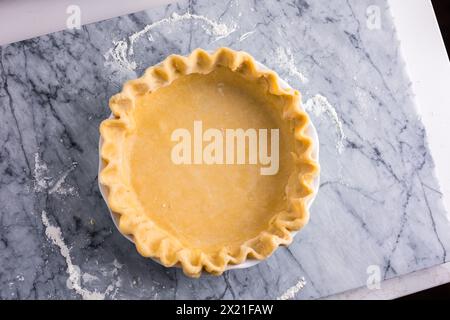 Geriffelte Tortenkruste in der Pfanne, fertig zum Backen Stockfoto