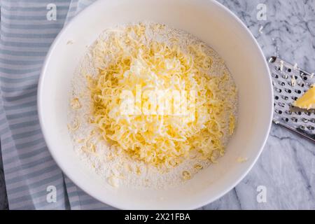 Schüssel mit kalter, geriebener Butter zum Mischen bereit Stockfoto